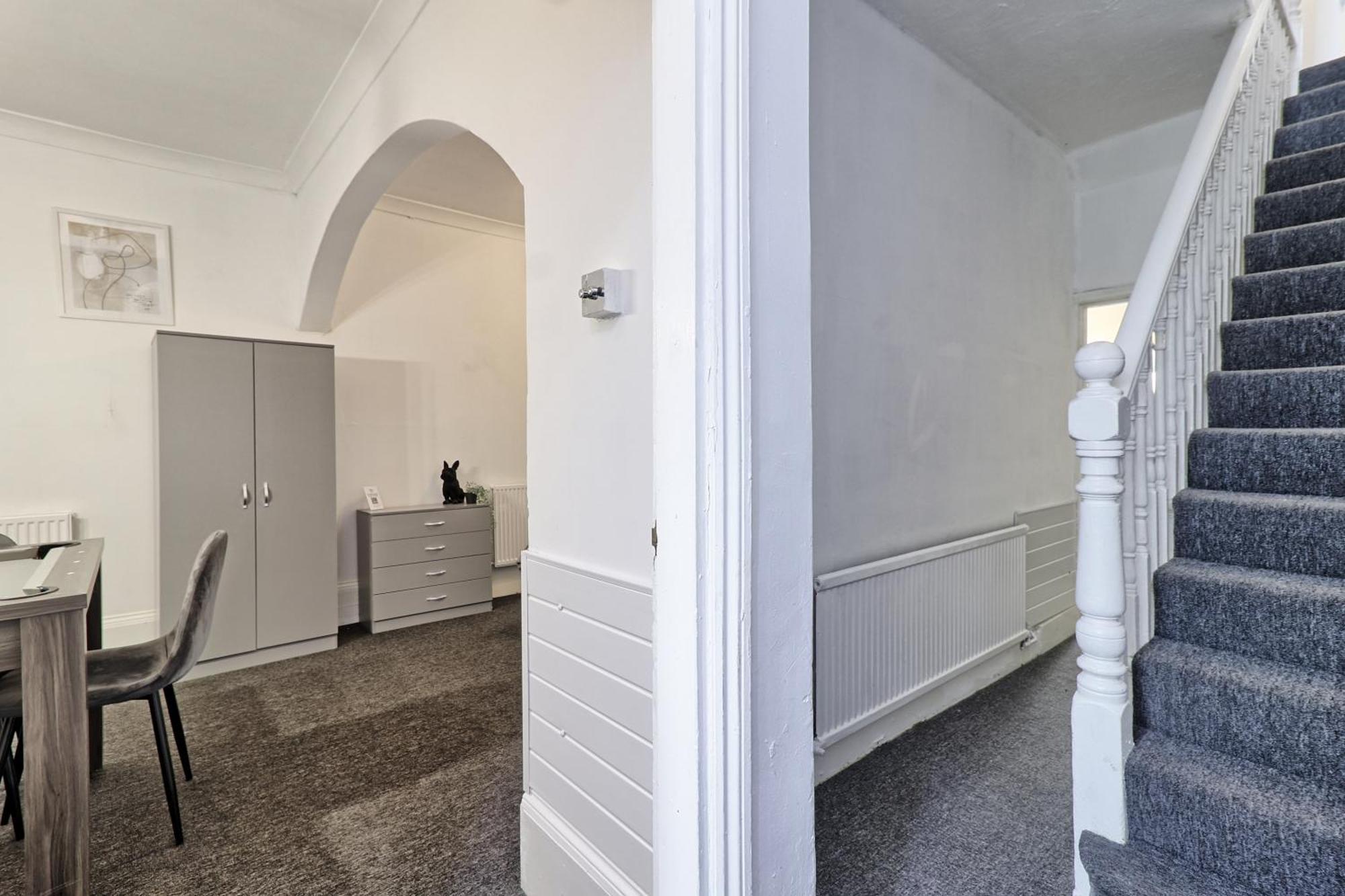 Beautiful Spacious Four Bedroom House With Parking For 2 Cars, 5 Minute Walk To Southend Station Exterior foto