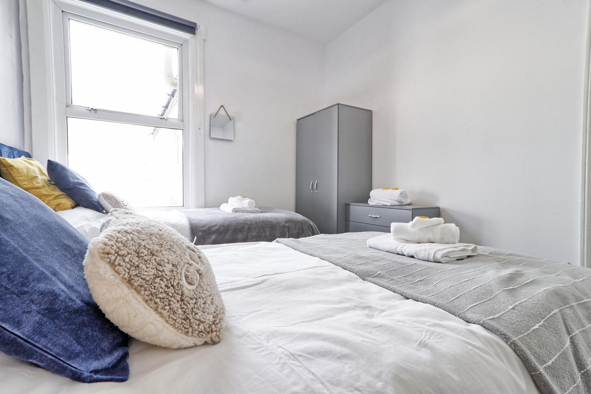 Beautiful Spacious Four Bedroom House With Parking For 2 Cars, 5 Minute Walk To Southend Station Exterior foto