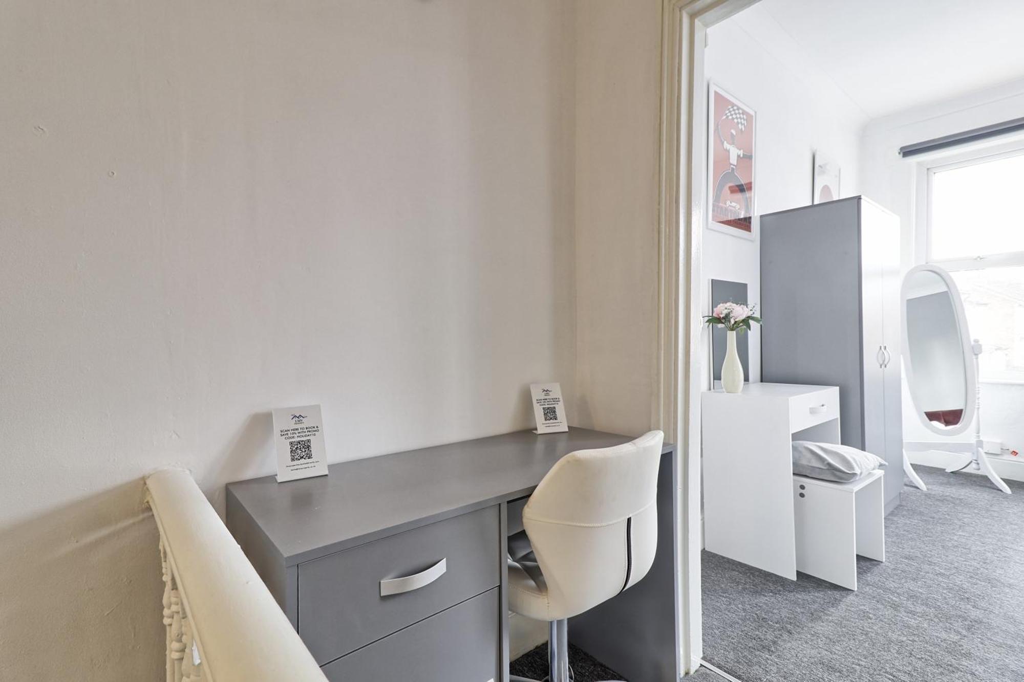 Beautiful Spacious Four Bedroom House With Parking For 2 Cars, 5 Minute Walk To Southend Station Exterior foto