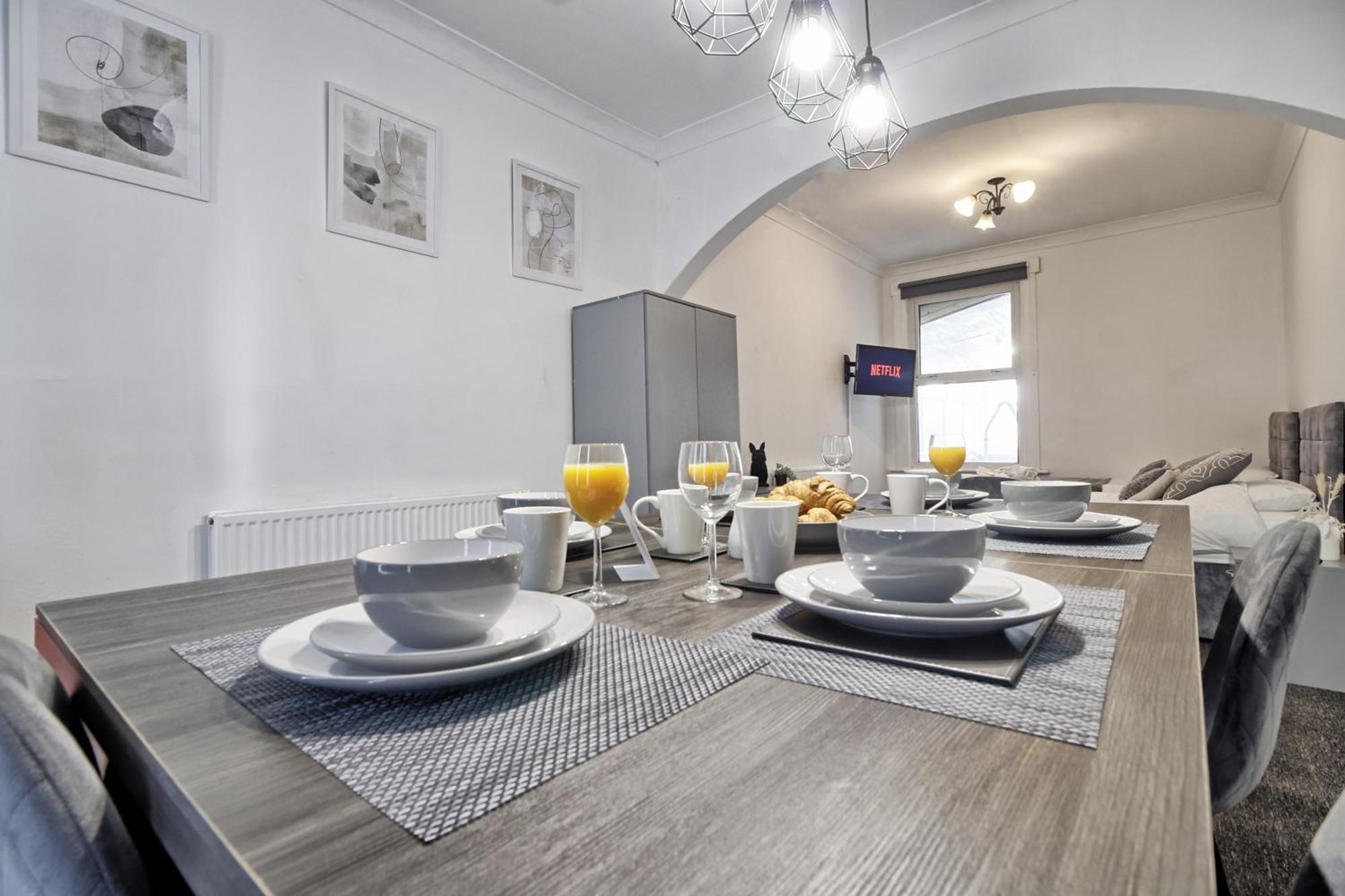 Beautiful Spacious Four Bedroom House With Parking For 2 Cars, 5 Minute Walk To Southend Station Exterior foto