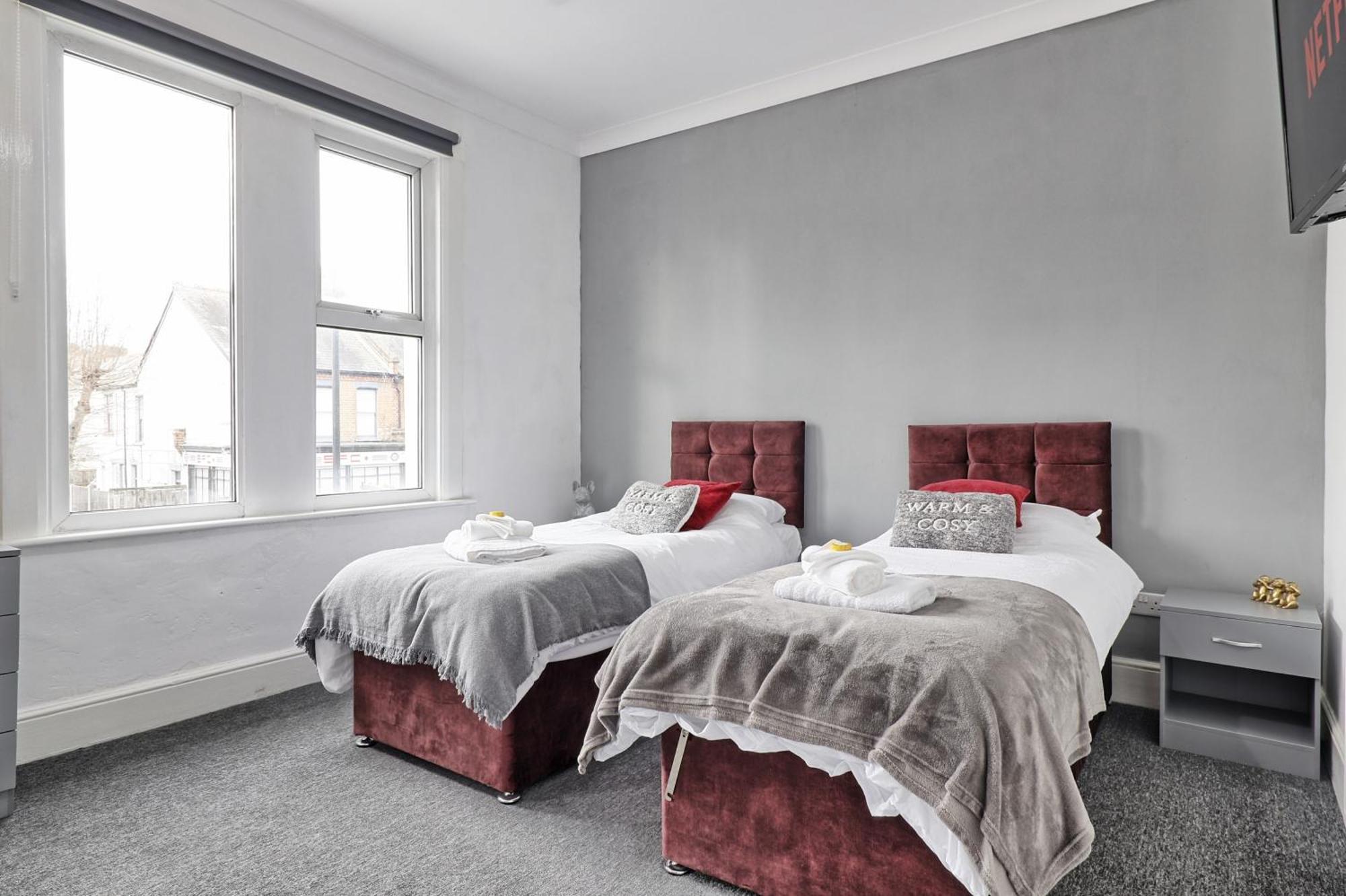 Beautiful Spacious Four Bedroom House With Parking For 2 Cars, 5 Minute Walk To Southend Station Exterior foto