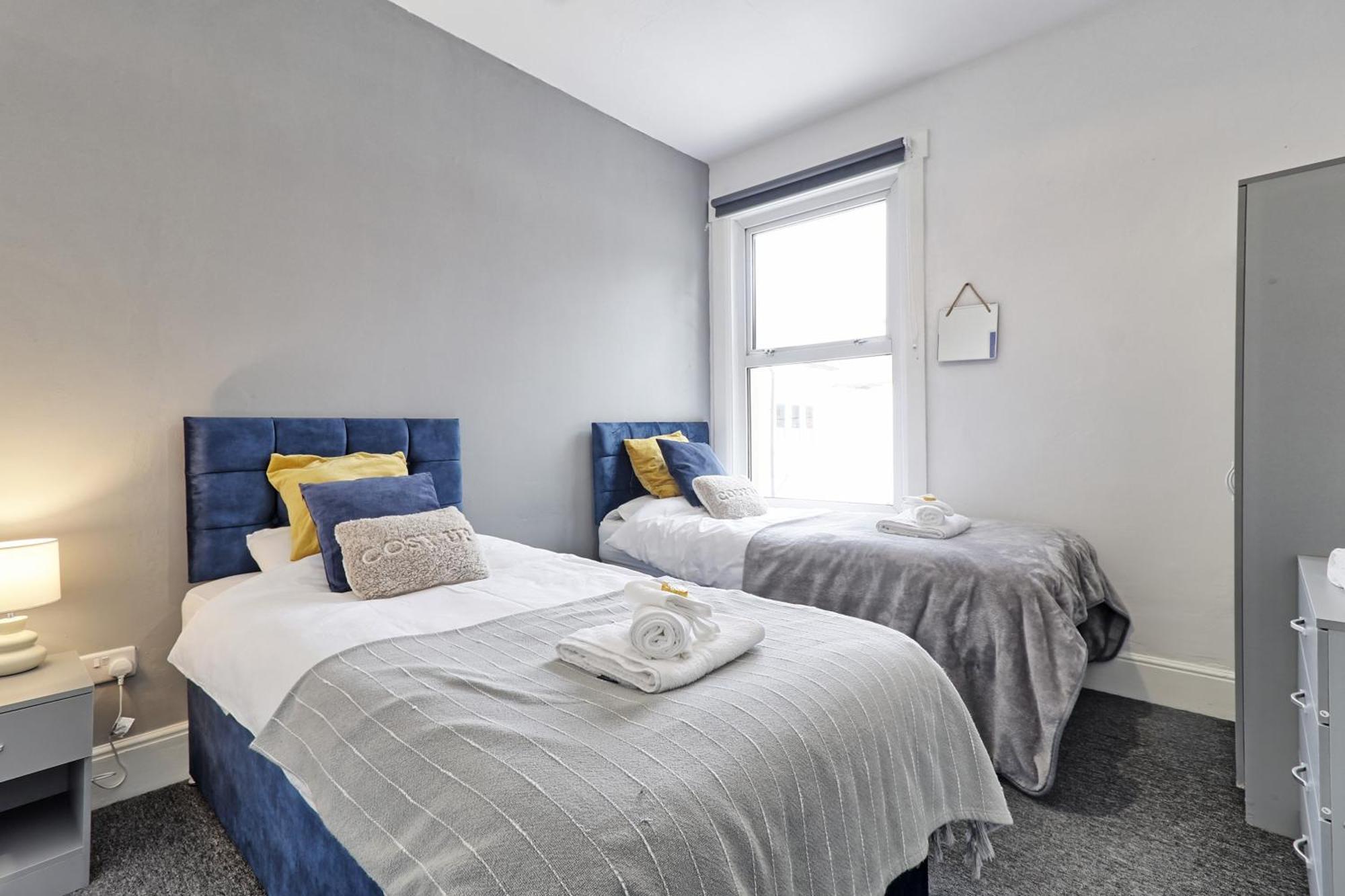 Beautiful Spacious Four Bedroom House With Parking For 2 Cars, 5 Minute Walk To Southend Station Exterior foto