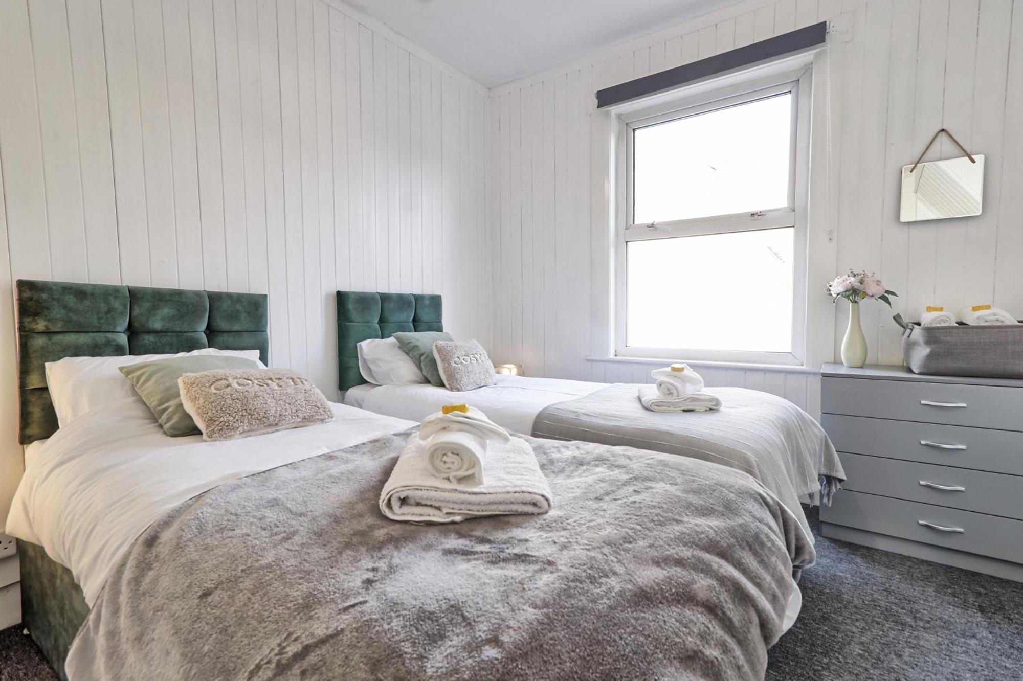 Beautiful Spacious Four Bedroom House With Parking For 2 Cars, 5 Minute Walk To Southend Station Exterior foto